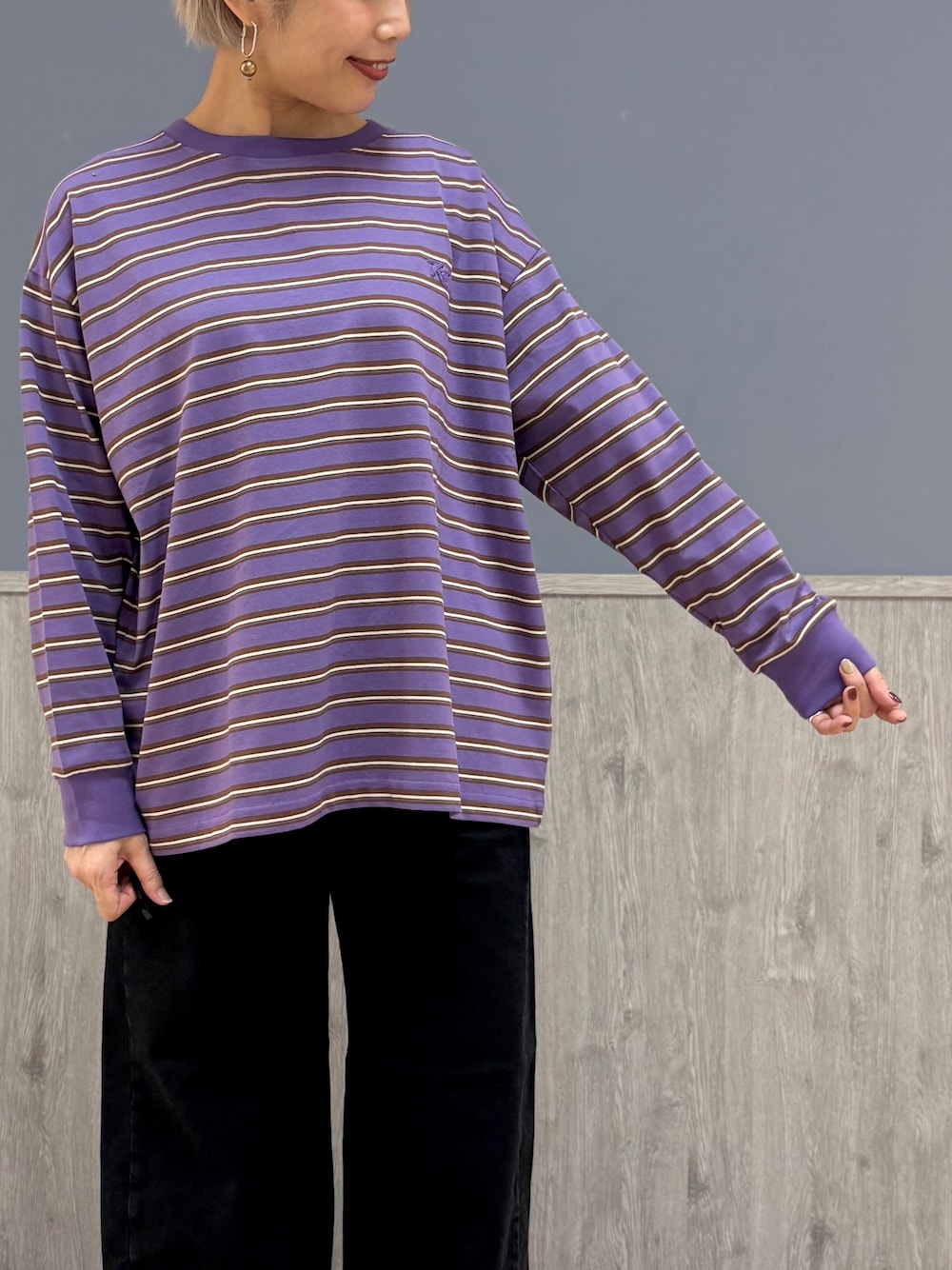 グレー系のシャツ/ブラウス、パープル系のTシャツ/カットソー、ブラック系のその他パンツを着用したレディースの秋コーディネートの4枚目の写真
