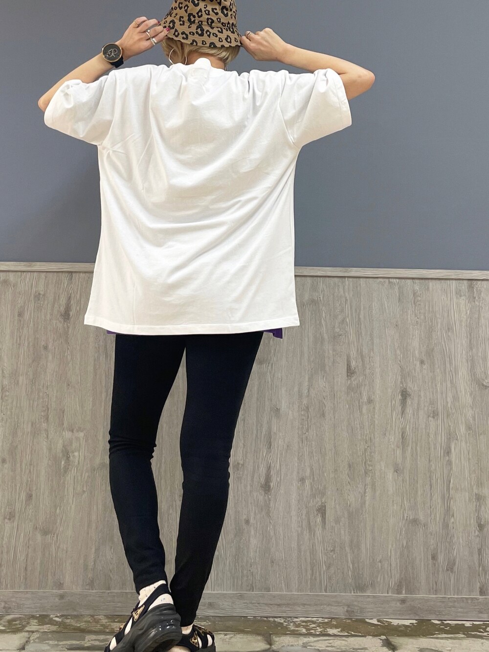 ブラック系のその他パンツ、ブラック系のショルダーバッグ、ホワイト系のTシャツ/カットソーを着用したレディースの夏コーディネートの4枚目の写真