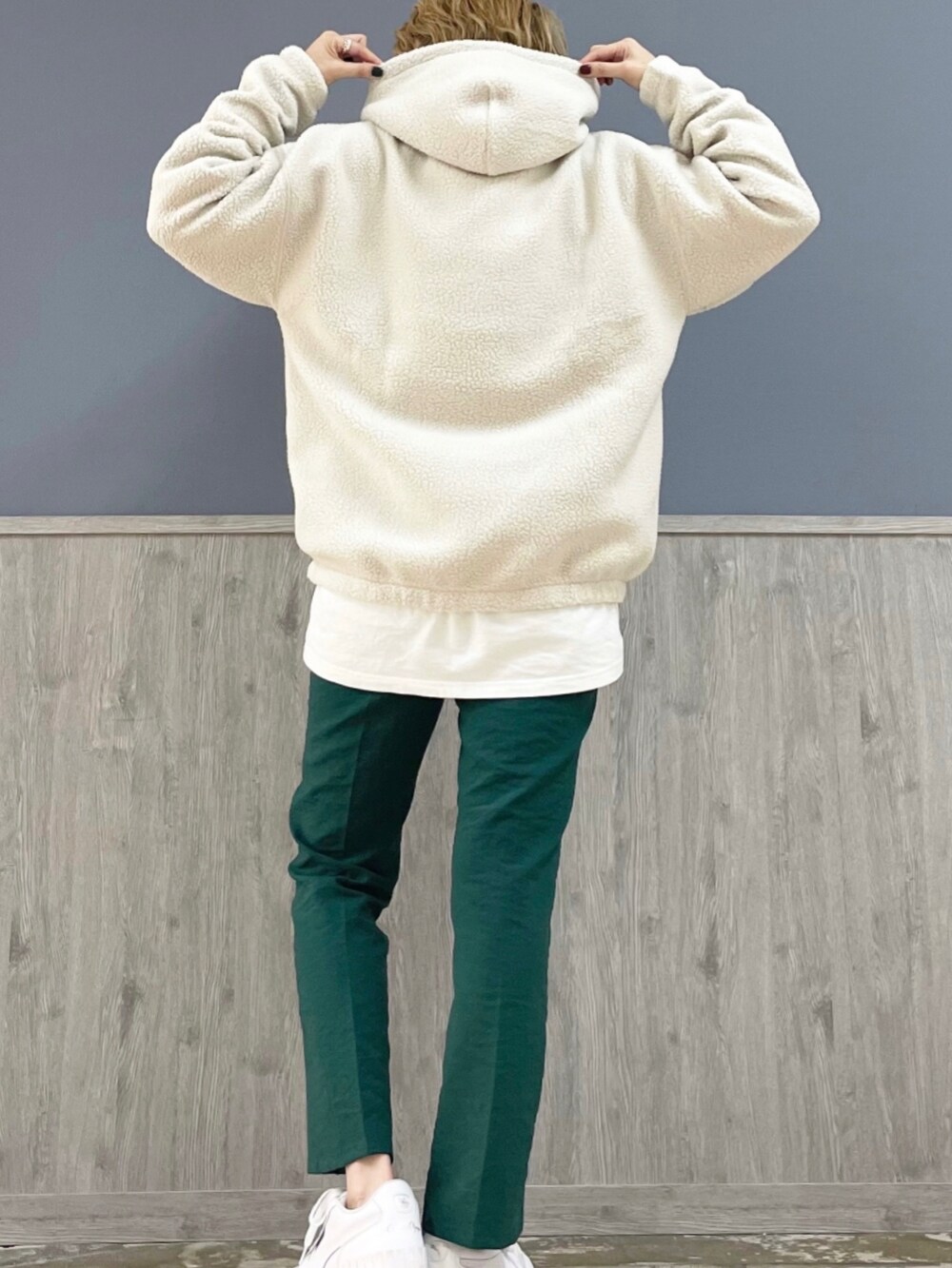 ホワイト系のトートバッグ、グリーン系のスラックス、グレー系のパーカーを着用したレディースの秋コーディネートの3枚目の写真