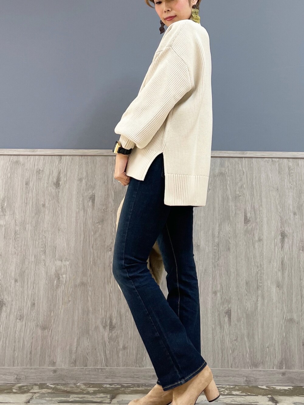 ホワイト系のニット/セーター、ブルー系のその他パンツを着用したレディースの秋コーディネートの2枚目の写真
