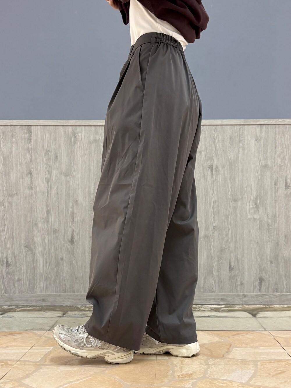 レッド系のスウェット、グレー系のその他パンツ、ブラック系のバックパック/リュックを着用したレディースの秋コーディネートの9枚目の写真