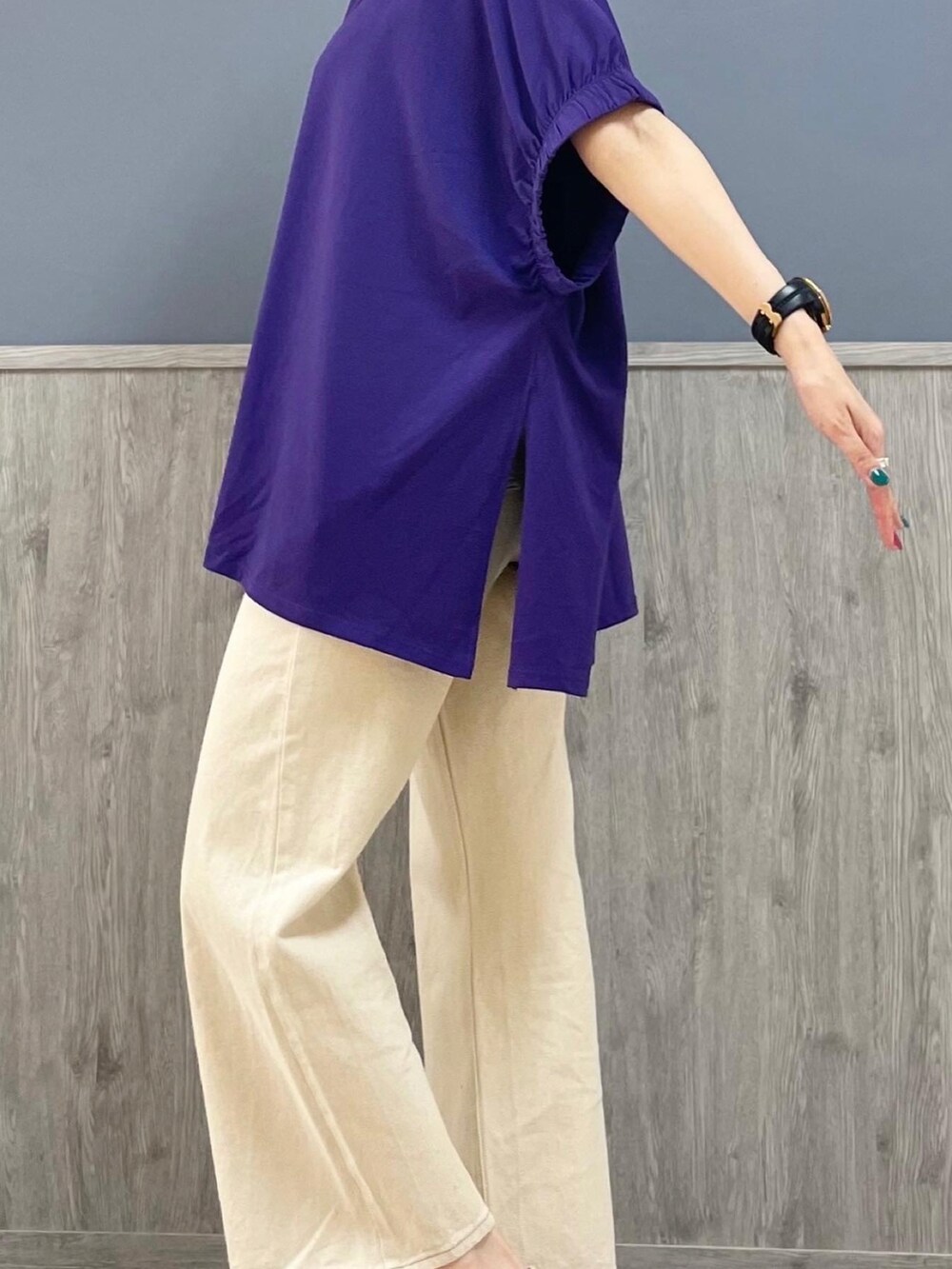 ホワイト系のデニムパンツ、ホワイト系のスニーカー、パープル系のトップスを着用したレディースの夏コーディネートの4枚目の写真