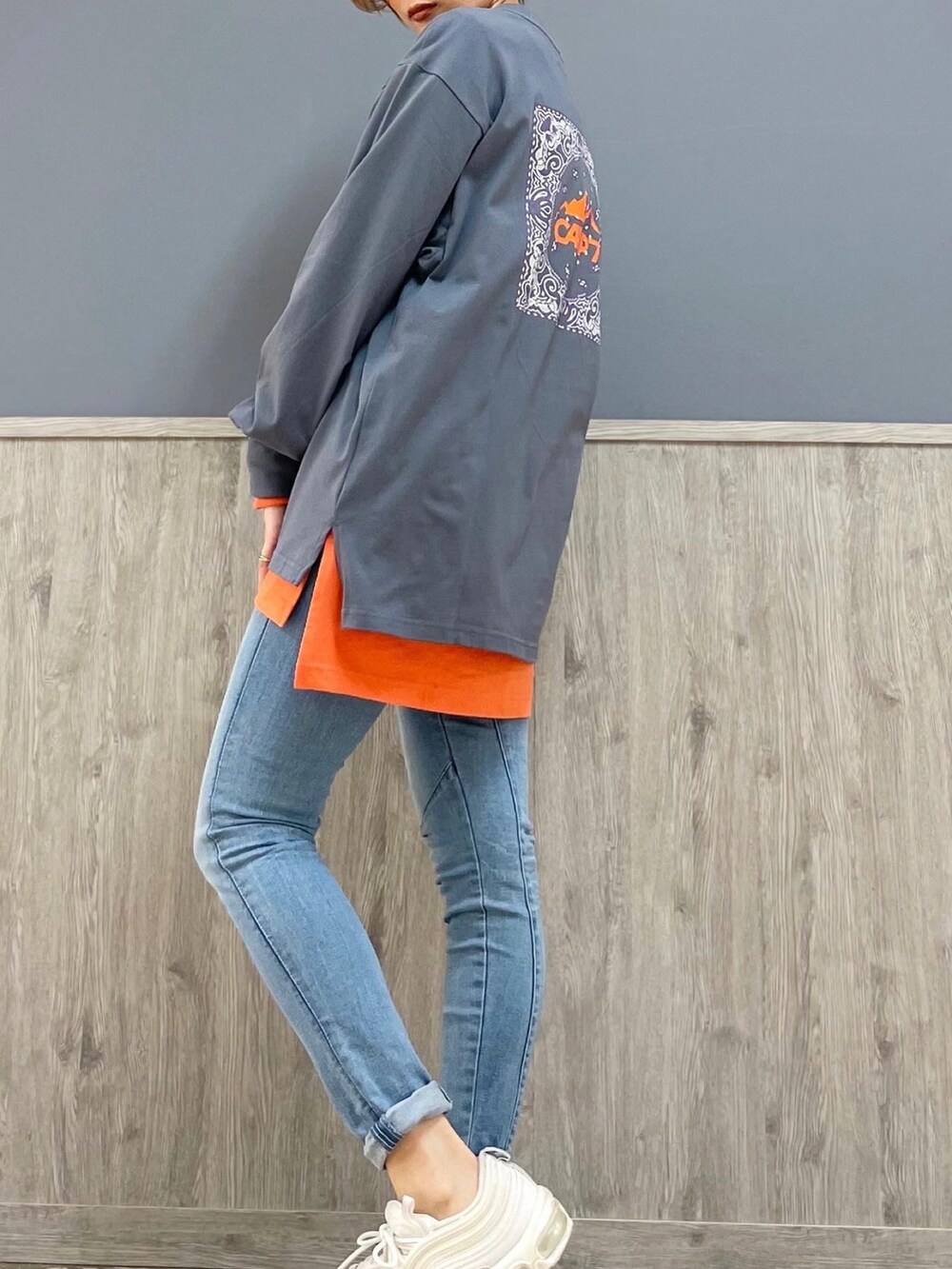 ブルー系のTシャツ/カットソー、ブルー系のデニムパンツ、ホワイト系のシャツ/ブラウスを着用したレディースの春コーディネートの2枚目の写真