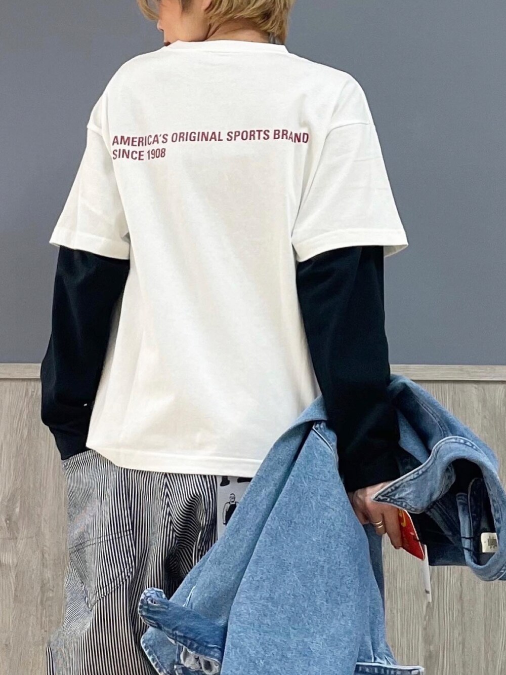 その他のその他パンツ、ブルー系のジャケット/アウター、ホワイト系のTシャツ/カットソーを着用したレディースの春コーディネートの2枚目の写真