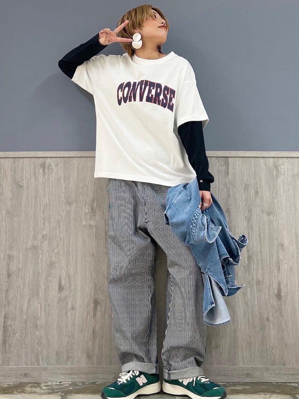 その他のその他パンツ、ブルー系のジャケット/アウター、ホワイト系のTシャツ/カットソーを着用したレディースの春コーディネートの4枚目の写真