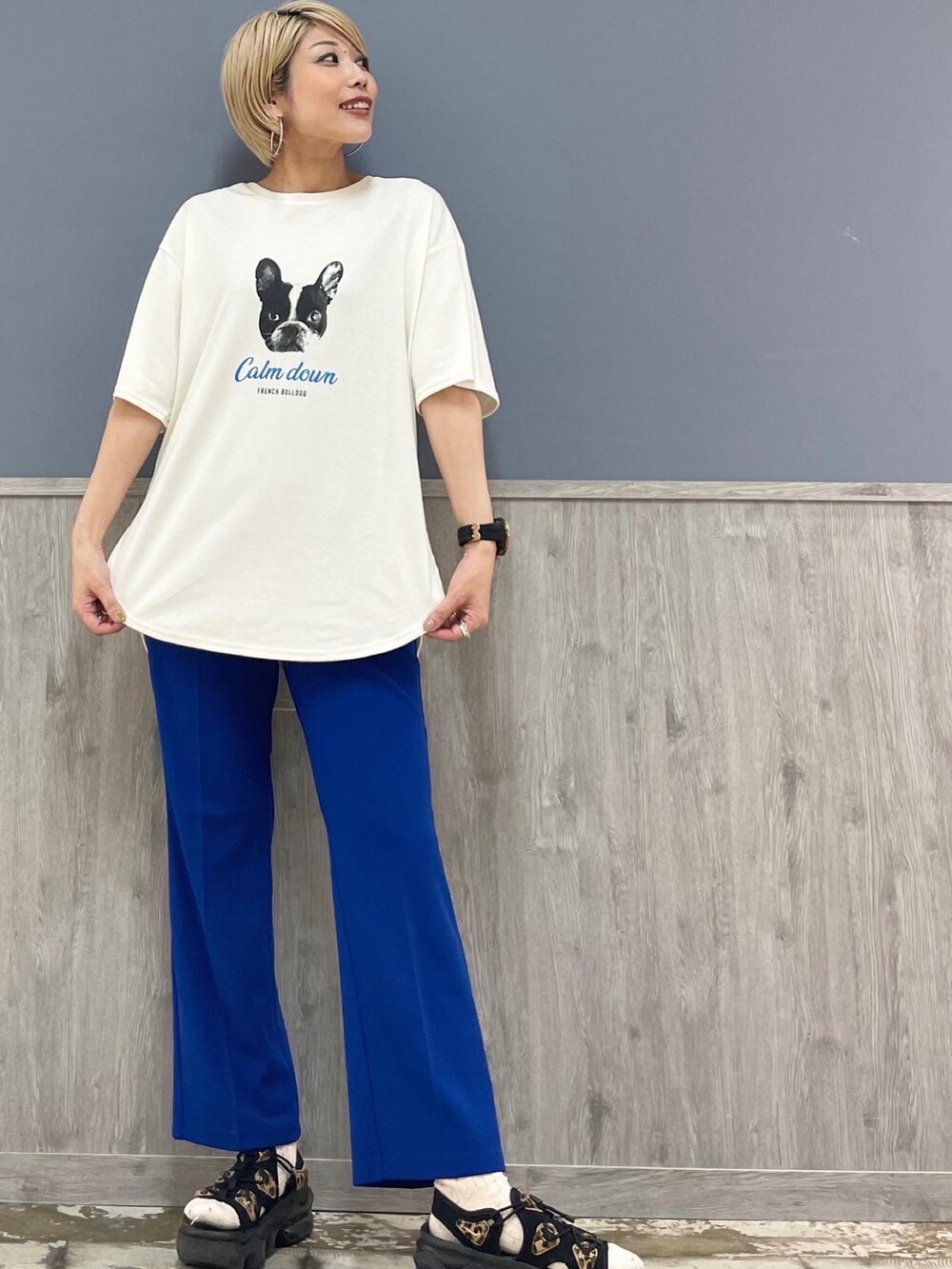 ホワイト系のTシャツ/カットソー、シルバー系のショルダーバッグ、ブルー系のその他パンツを着用したレディースの夏コーディネートの3枚目の写真