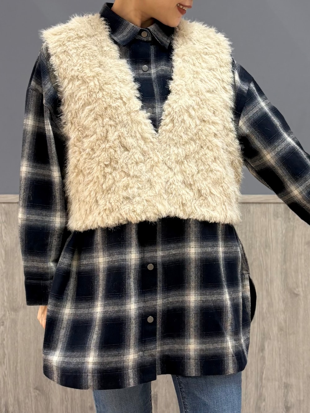 ブルー系のシャツ/ブラウス、ブルー系のその他パンツ、ブラック系のブーツを着用したレディースの秋コーディネートの2枚目の写真