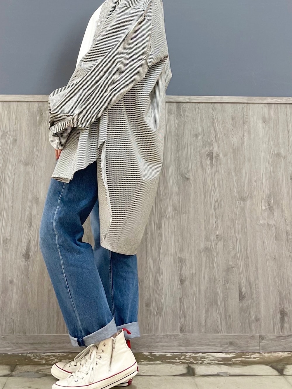 レッド系のTシャツ/カットソー、ブルー系のシャツ/ブラウス、ブルー系のデニムパンツを着用したレディースの冬コーディネートの3枚目の写真