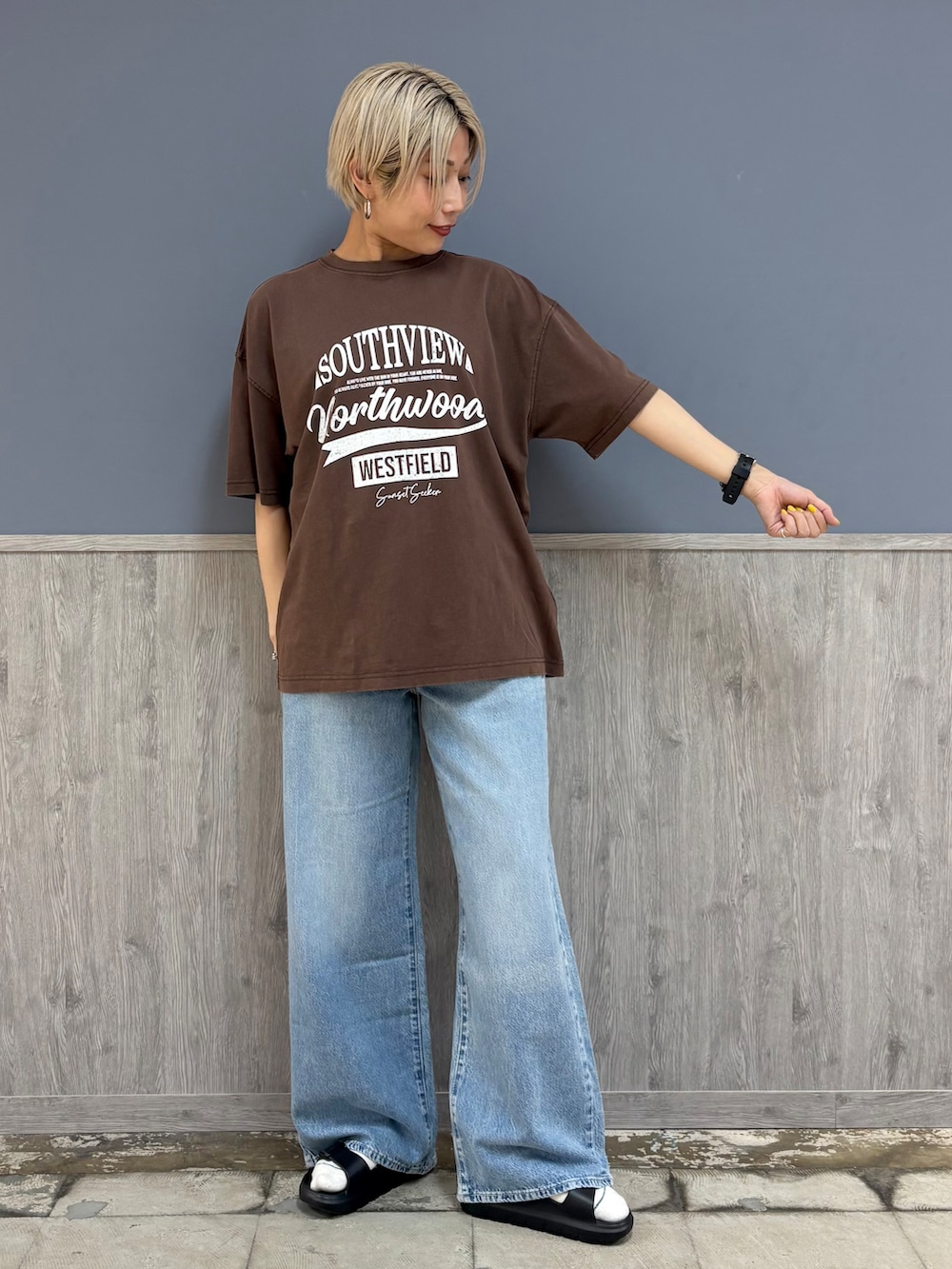 ベージュ系のシャツ/ブラウス、ブラウン系のTシャツ/カットソー、ブルー系のその他パンツを着用したレディースの夏コーディネートの3枚目の写真