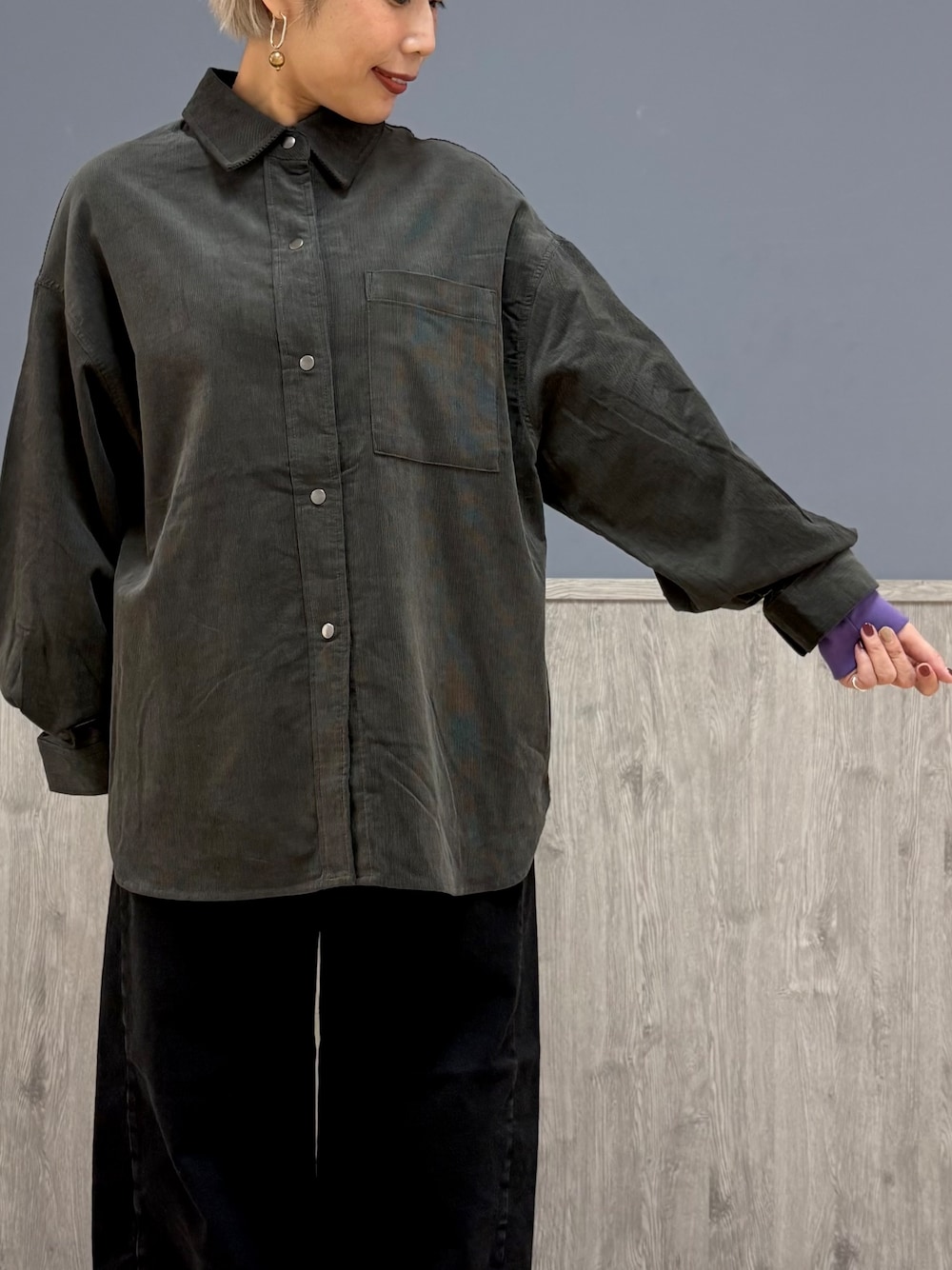 グレー系のシャツ/ブラウス、パープル系のTシャツ/カットソー、ブラック系のその他パンツを着用したレディースの秋コーディネートの2枚目の写真