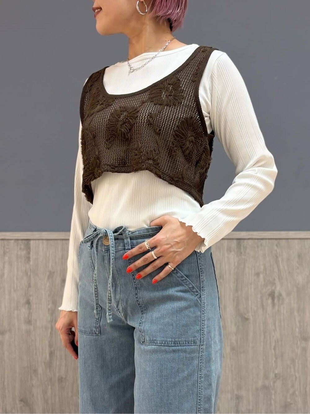 ベージュ系のシャツ/ブラウス、ホワイト系のTシャツ/カットソー、ブラウン系のベストを着用したレディースの春コーディネートの2枚目の写真