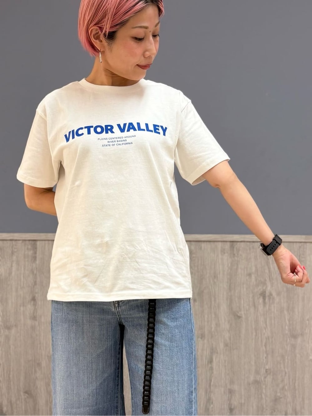 ホワイト系のシャツ/ブラウス、ホワイト系のTシャツ/カットソー、ブルー系のデニムパンツを着用したレディースの春コーディネートの4枚目の写真