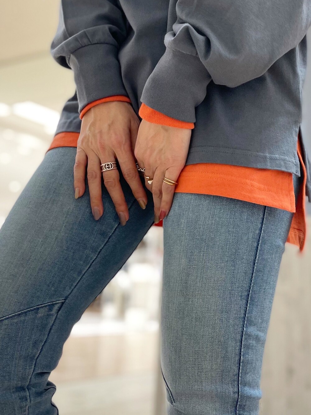 ブルー系のTシャツ/カットソー、ブルー系のデニムパンツ、ホワイト系のシャツ/ブラウスを着用したレディースの春コーディネートの4枚目の写真