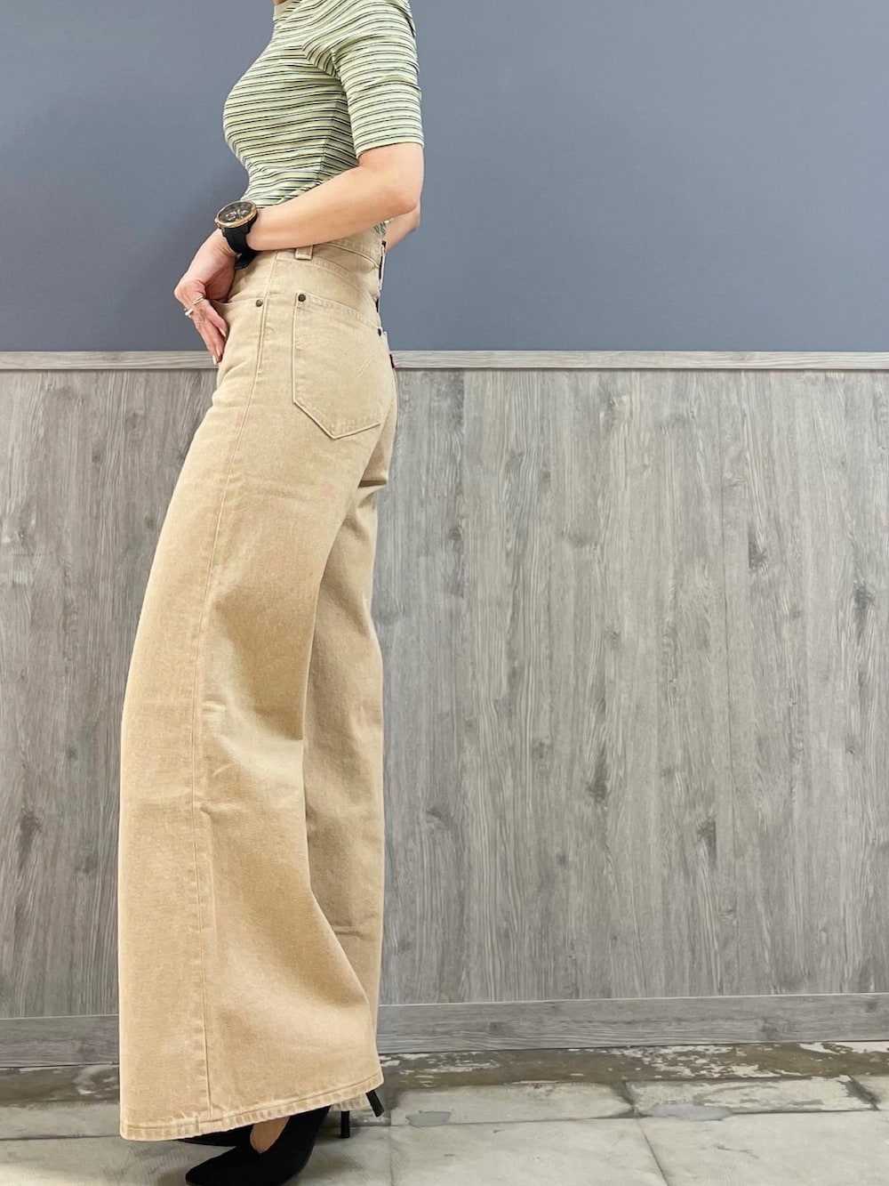 ブラック系のTシャツ/カットソー、ブルー系のシャツ/ブラウス、ベージュ系のパンツを着用したレディースの春コーディネートの3枚目の写真