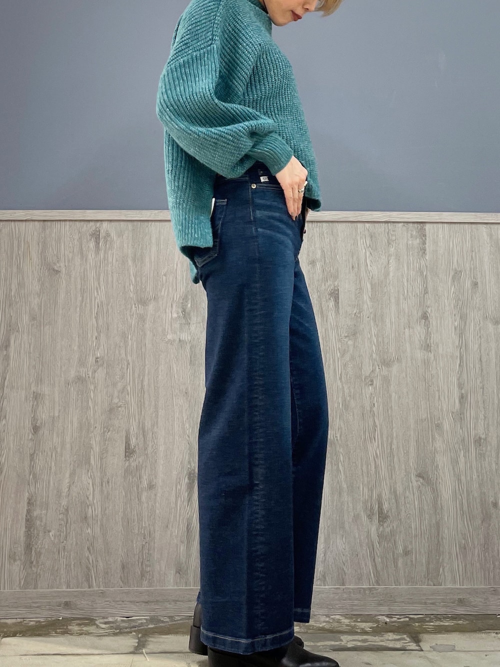 ブルー系のデニムパンツ、グリーン系のニット/セーターを着用したレディースの冬コーディネートの3枚目の写真