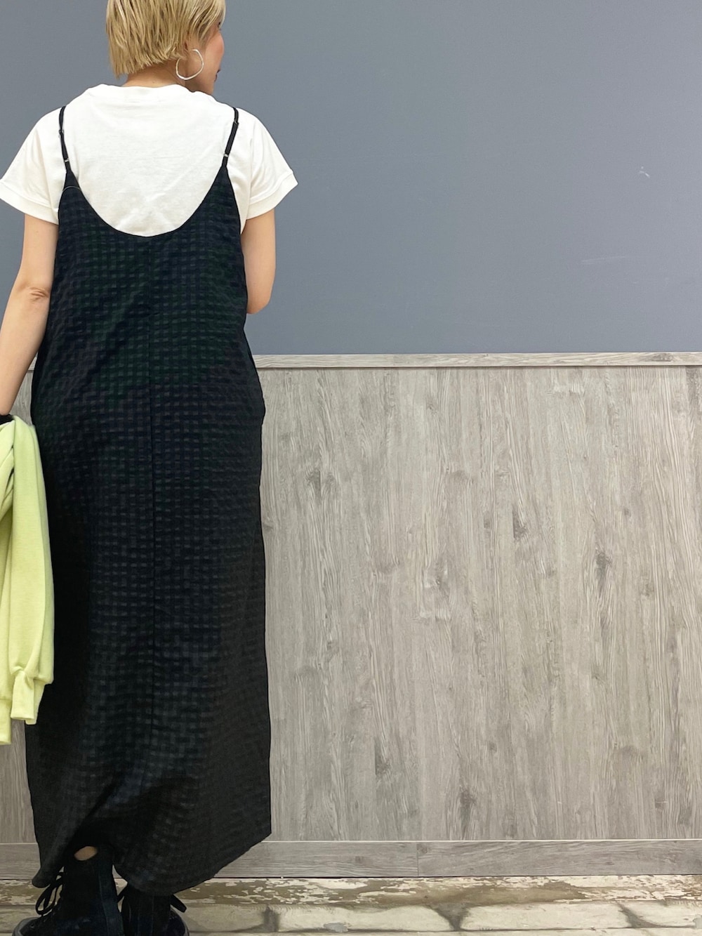 グリーン系のカーディガン/ボレロ、ブラック系のシャツワンピース、ブラック系のショルダーバッグを着用したレディースの春コーディネートの4枚目の写真