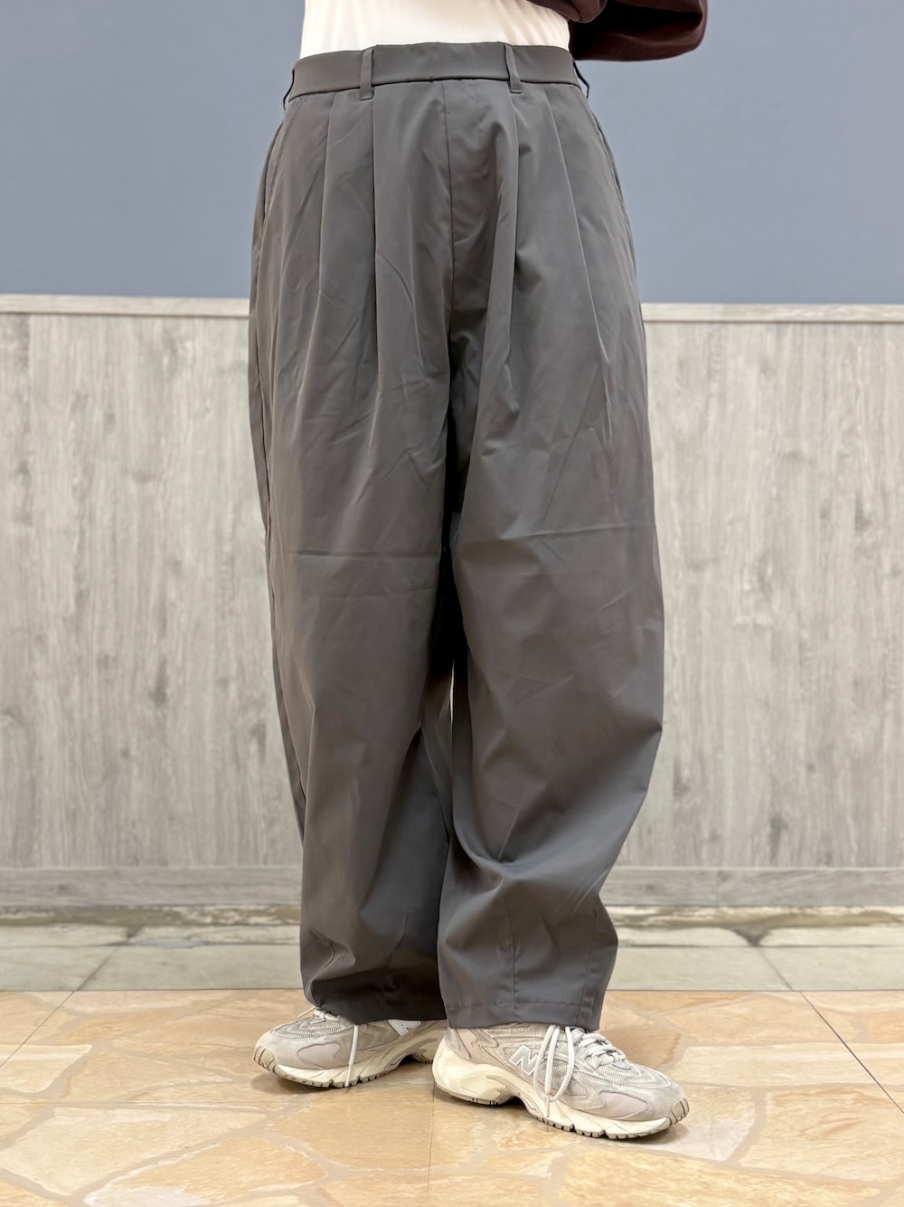 レッド系のスウェット、グレー系のその他パンツ、ブラック系のバックパック/リュックを着用したレディースの秋コーディネートの8枚目の写真