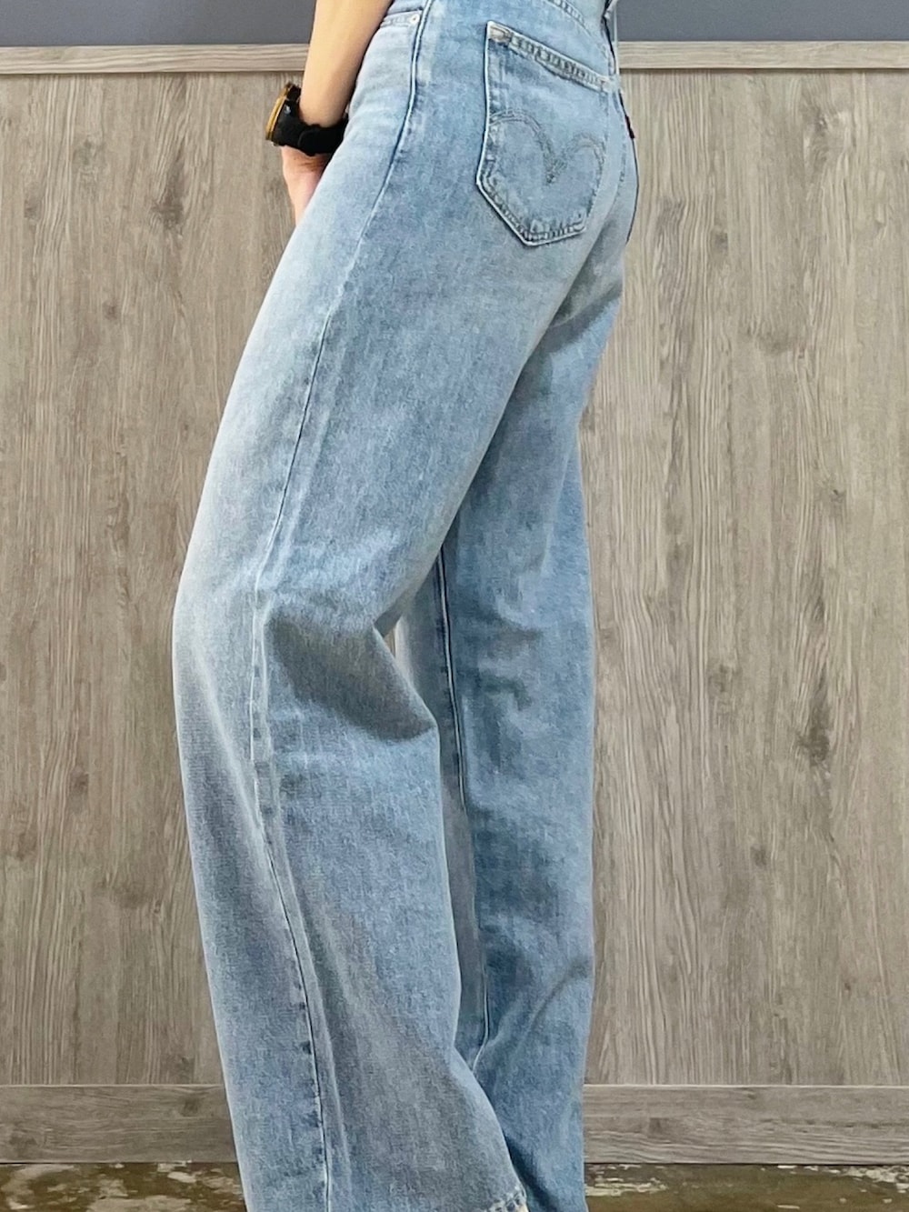 グレー系のTシャツ/カットソー、ブルー系のデニムパンツ、ホワイト系のスニーカーを着用したレディースの夏コーディネートの5枚目の写真