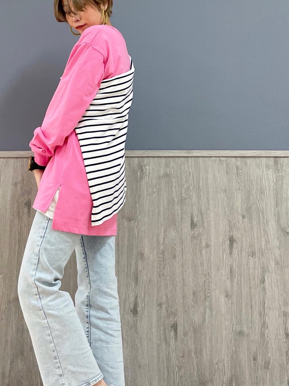 ブルー系のデニムパンツ、ピンク系のTシャツ/カットソー、ホワイト系のTシャツ/カットソーを着用したレディースの春コーディネートの2枚目の写真