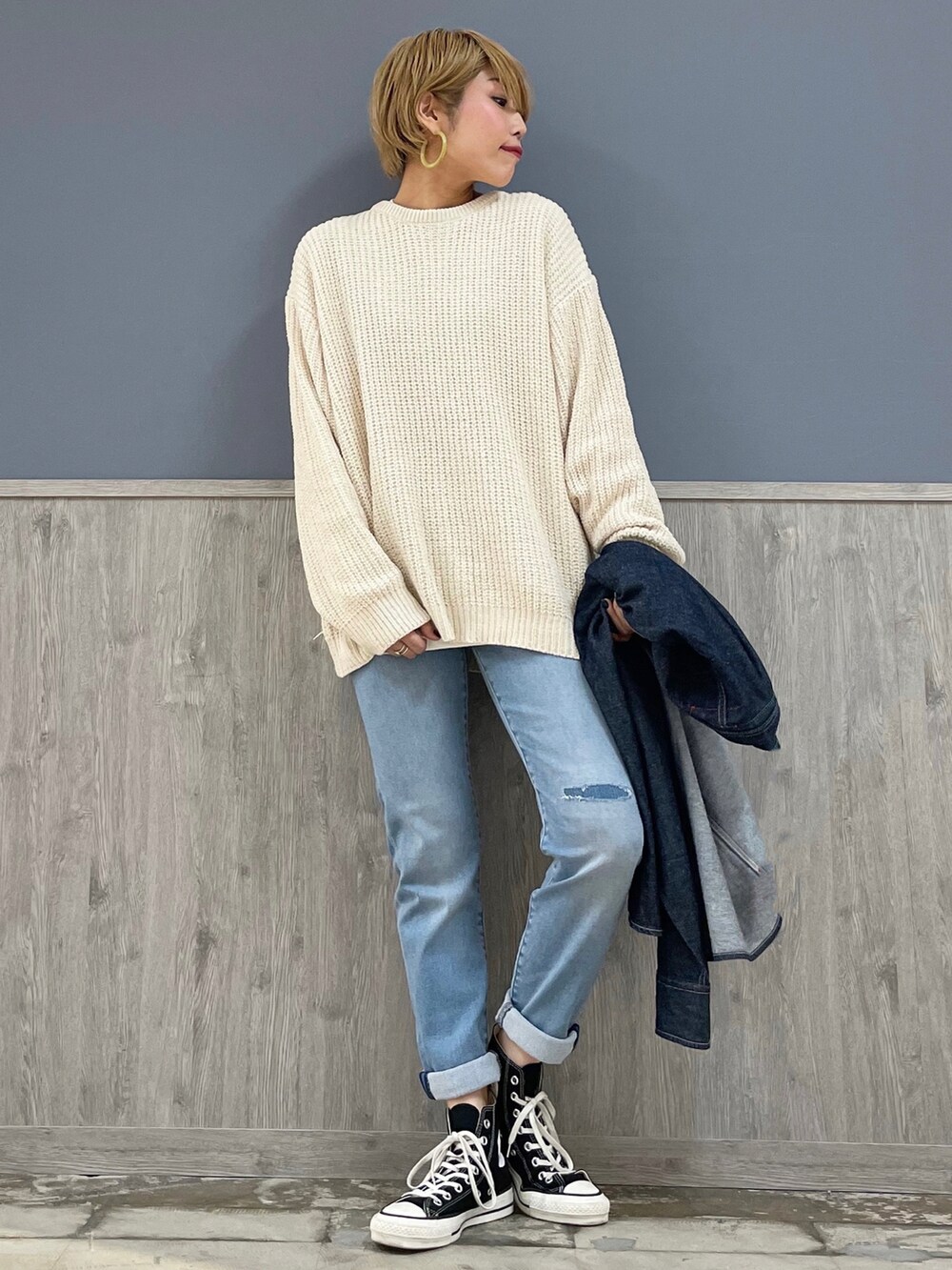 ブルー系のデニムパンツ、ブラック系のスニーカー、ブルー系のシャツ/ブラウスを着用したレディースの秋コーディネートの4枚目の写真