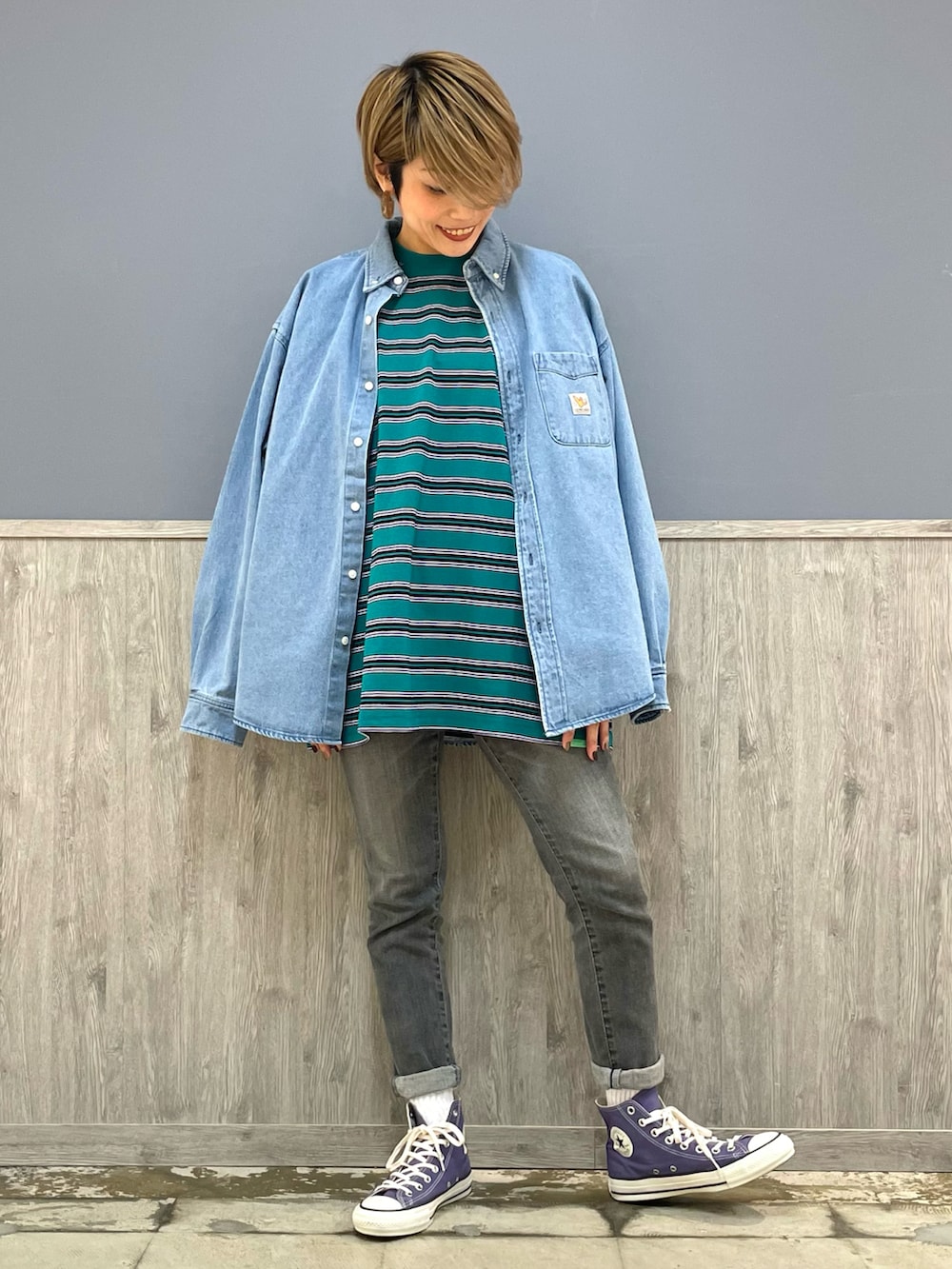 グレー系のデニムパンツ、ブルー系のシャツ/ブラウス、グリーン系のTシャツ/カットソーを着用したレディースの春コーディネートの3枚目の写真