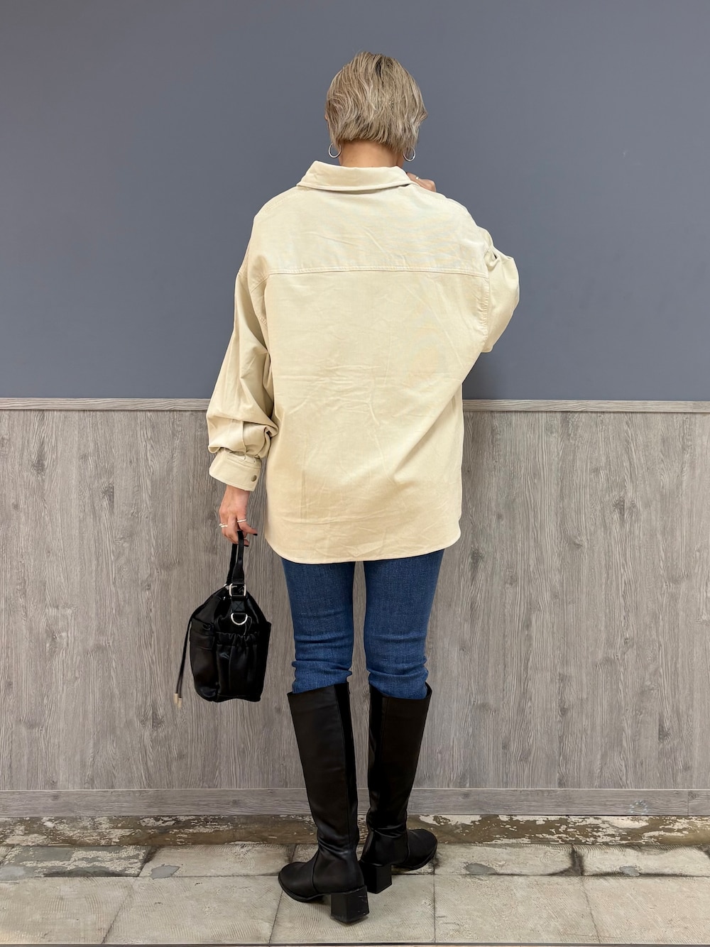 ホワイト系のシャツ/ブラウス、ブルー系のその他パンツ、ブラック系のTシャツ/カットソーを着用したレディースの秋コーディネートの6枚目の写真