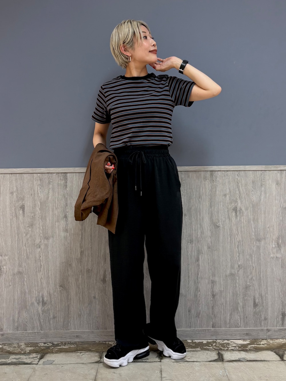 ブラウン系のテーラードジャケット、ブルー系のTシャツ/カットソー、ブラック系のその他パンツを着用したレディースの夏コーディネートの3枚目の写真
