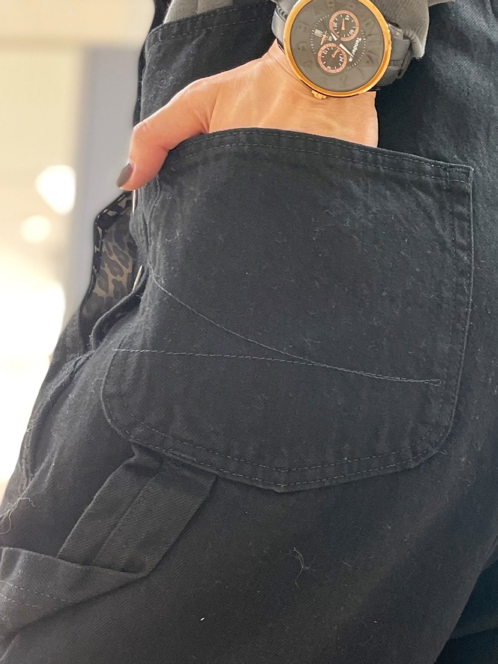 ブラック系のサロペット/オーバーオール、グレー系のスウェット、グレー系のその他アウターを着用したレディースの冬コーディネートの4枚目の写真