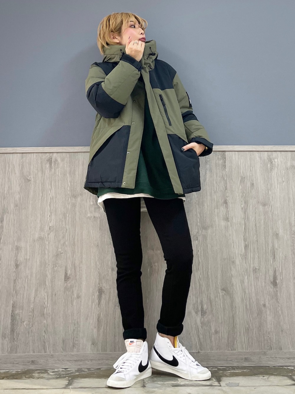 ブラック系のその他パンツ、グリーン系のTシャツ/カットソー、グリーン系のダウンジャケット/コートを着用したレディースの秋コーディネートの4枚目の写真
