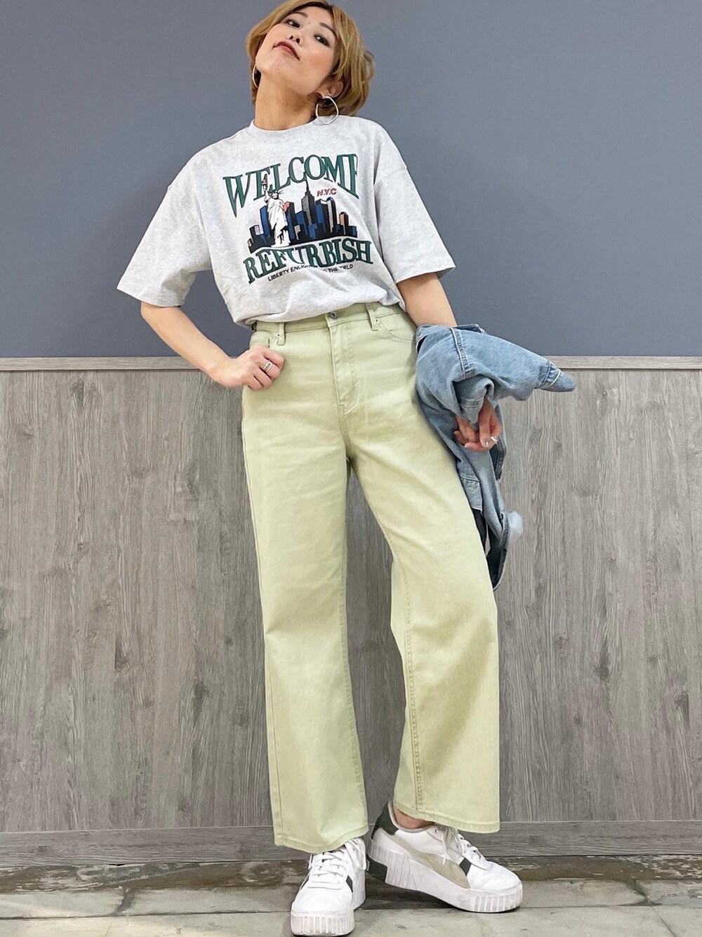 グリーン系のデニムパンツ、グレー系のTシャツ/カットソー、ブルー系のデニムジャケットを着用したレディースの春コーディネートの5枚目の写真