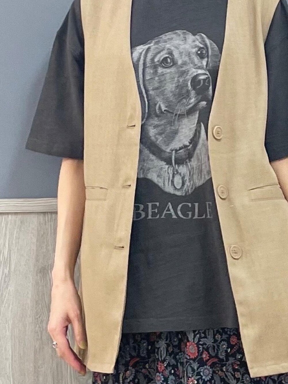 ブラック系のTシャツ/カットソー、ベージュ系のベスト、ブラック系のショルダーバッグを着用したレディースの春コーディネートの2枚目の写真