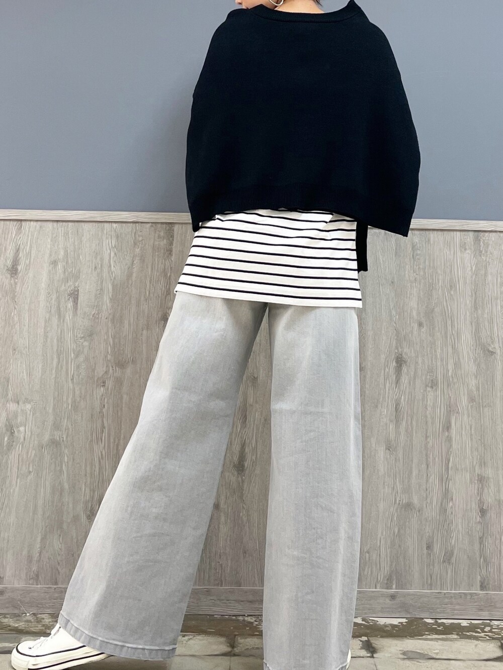 グレー系のデニムパンツ、ブラック系のカーディガン/ボレロ、ブラック系のTシャツ/カットソーを着用したレディースの春コーディネートの5枚目の写真