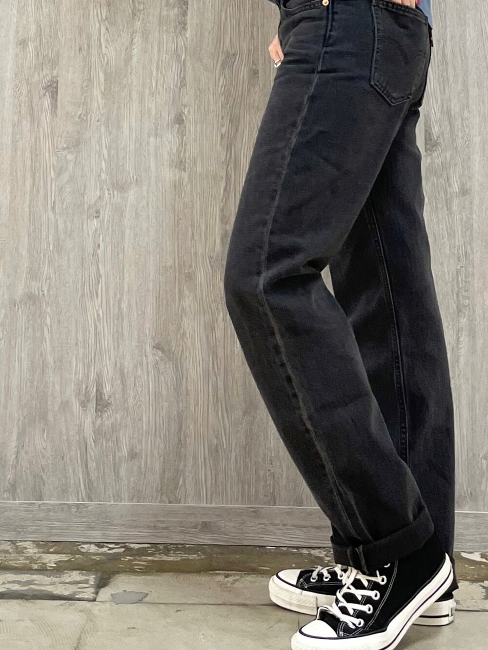 ブルー系のTシャツ/カットソー、ブルー系のシャツ/ブラウス、グレー系のデニムパンツを着用したレディースの春コーディネートの3枚目の写真