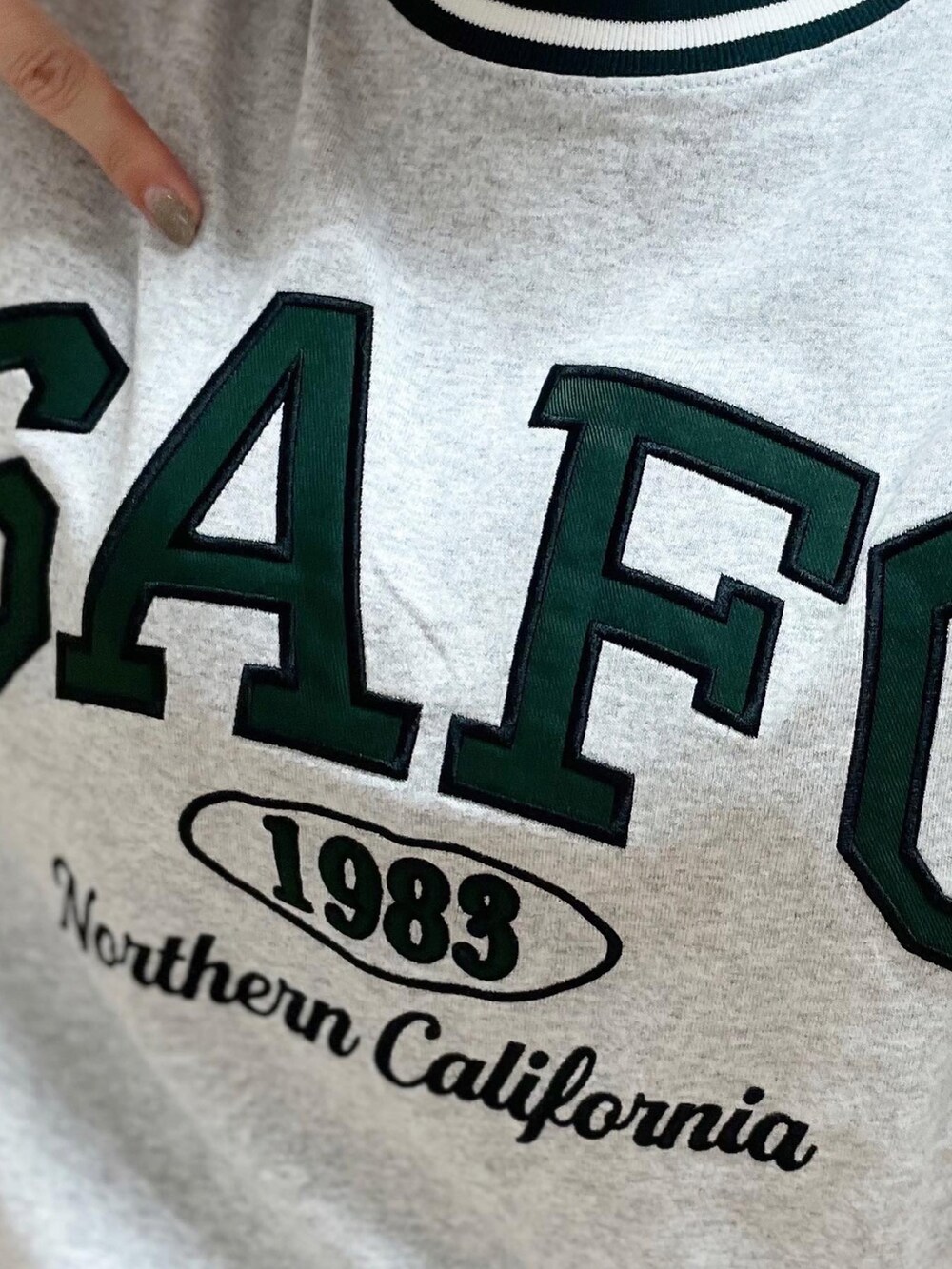 グレー系のTシャツ/カットソー、オレンジ系のパンツ、ブラウン系のショルダーバッグを着用したレディースの春コーディネートの5枚目の写真