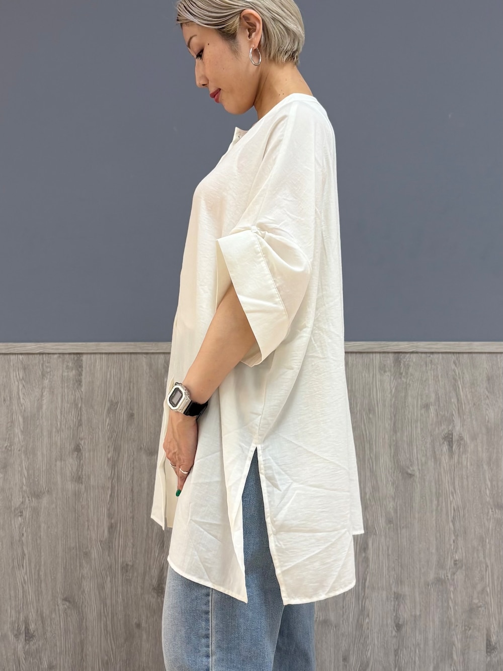 ブルー系のデニムパンツ、ブラック系のショルダーバッグ、ブラック系のキャップを着用したレディースの夏コーディネートの5枚目の写真