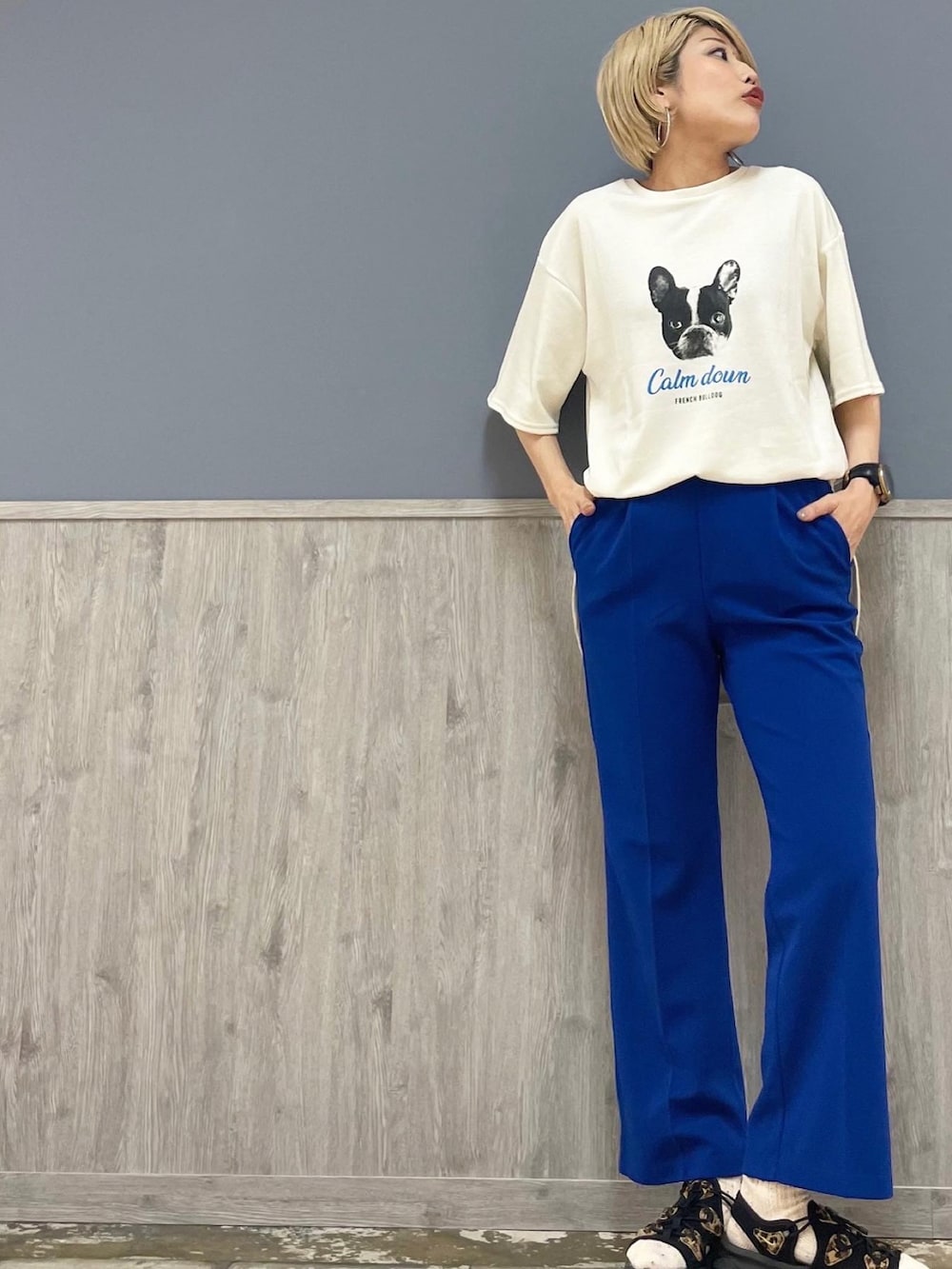 ホワイト系のTシャツ/カットソー、シルバー系のショルダーバッグ、ブルー系のその他パンツを着用したレディースの夏コーディネートの2枚目の写真