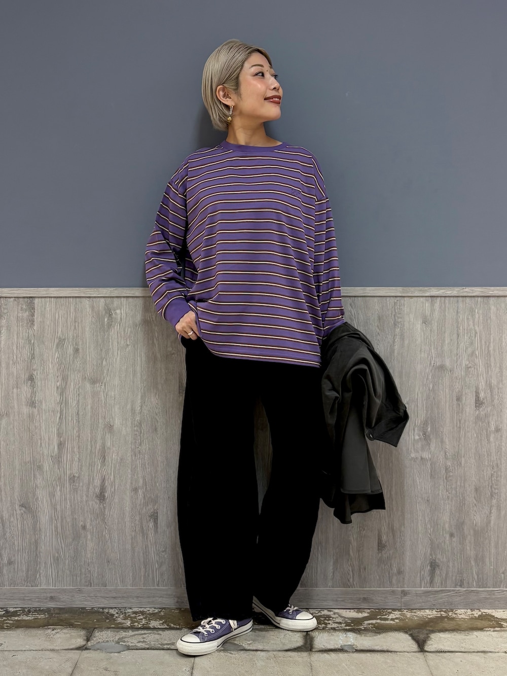 グレー系のシャツ/ブラウス、パープル系のTシャツ/カットソー、ブラック系のその他パンツを着用したレディースの秋コーディネートの3枚目の写真