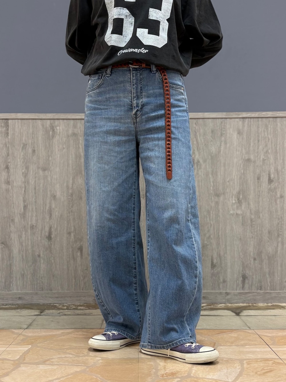 ブルー系のシャツ/ブラウス、グレー系のTシャツ/カットソー、ブルー系のデニムパンツを着用したレディースの秋コーディネートの7枚目の写真