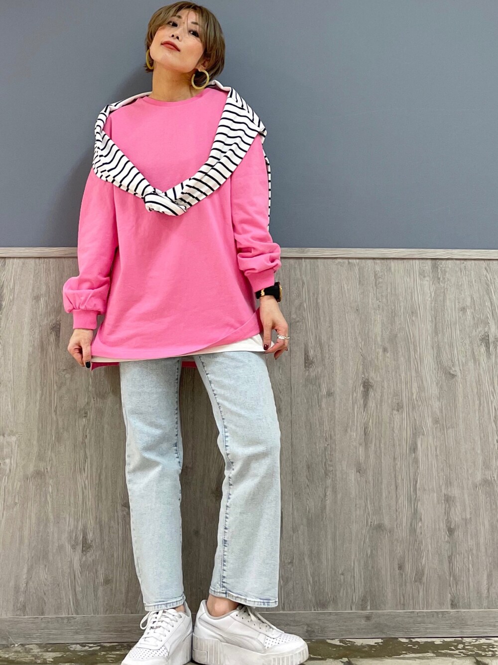 ブルー系のデニムパンツ、ピンク系のTシャツ/カットソー、ホワイト系のTシャツ/カットソーを着用したレディースの春コーディネートの3枚目の写真