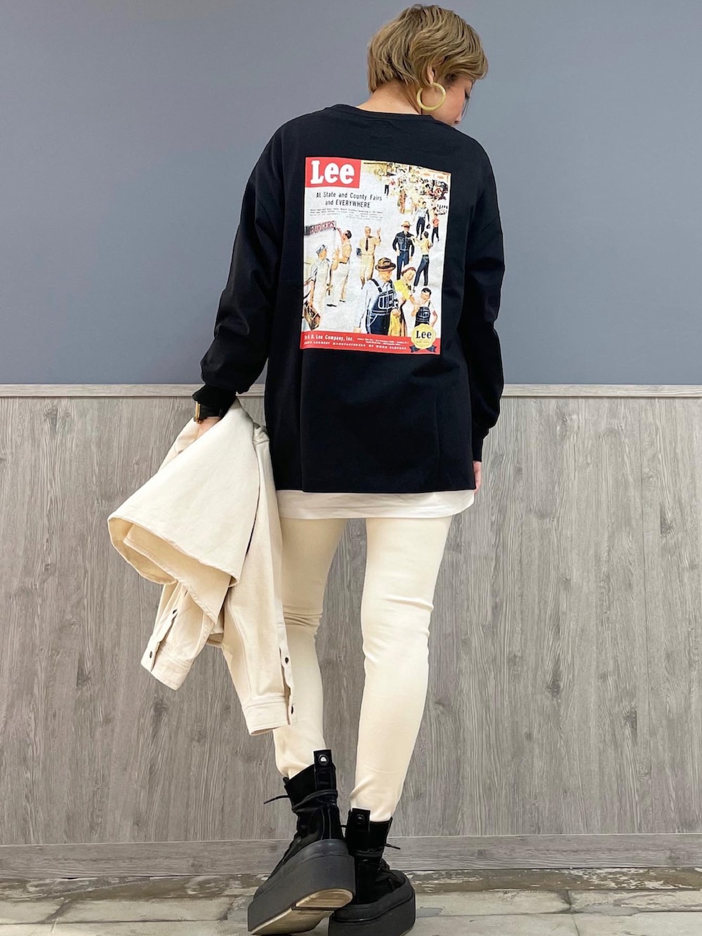 ホワイト系のその他パンツ、ブラック系のトップス、ホワイト系のTシャツ/カットソーを着用したレディースの冬コーディネートの5枚目の写真