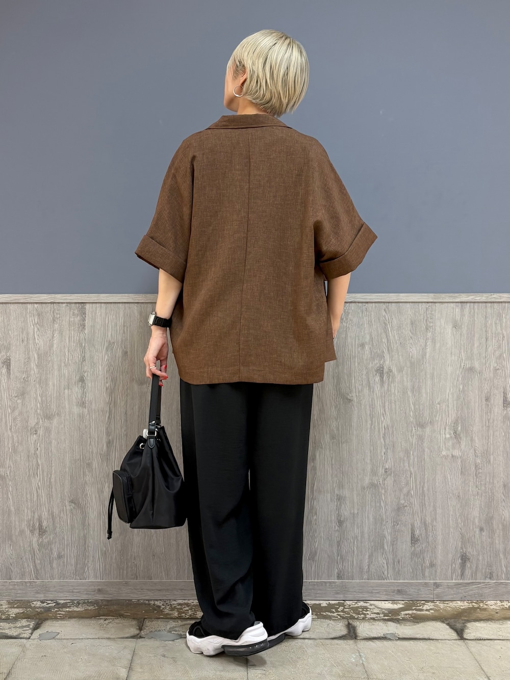 ブラウン系のテーラードジャケット、ブルー系のTシャツ/カットソー、ブラック系のその他パンツを着用したレディースの夏コーディネートの4枚目の写真