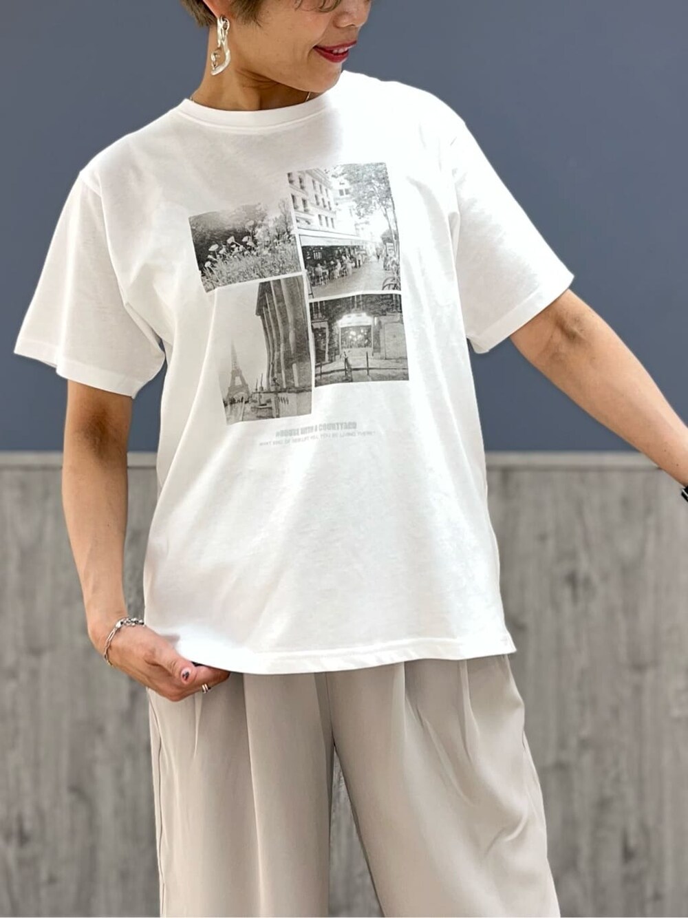 ブラック系のその他トップス、その他のTシャツ/カットソー、ベージュ系のその他パンツを着用したレディースの春コーディネートの4枚目の写真