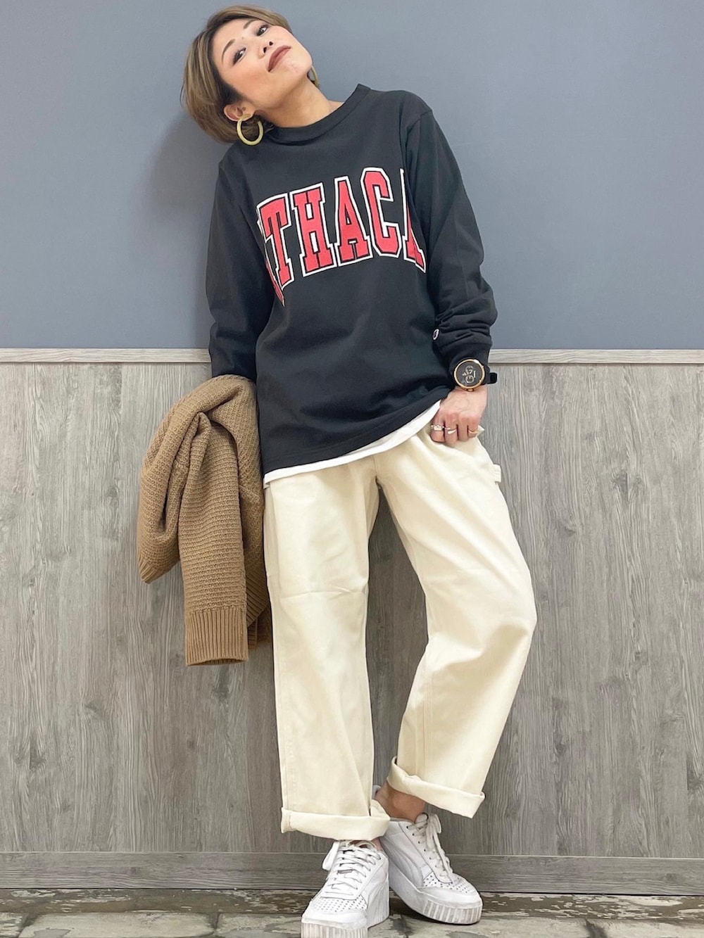 グレー系のTシャツ/カットソー、ベージュ系のカーディガン/ボレロ、ブラック系のショルダーバッグを着用したレディースの冬コーディネートの2枚目の写真