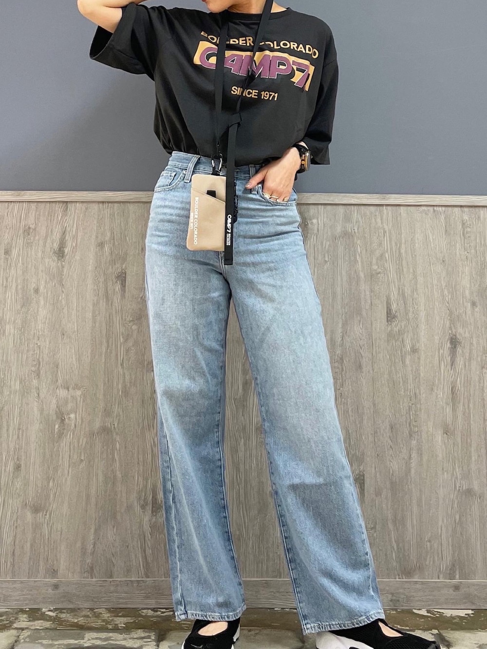 グレー系のTシャツ/カットソー、ベージュ系のショルダーバッグ、ブルー系のデニムパンツを着用したレディースの春コーディネートの3枚目の写真