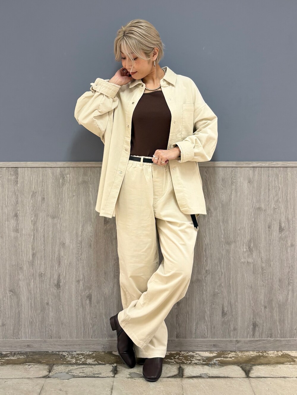 ホワイト系のシャツ/ブラウス、ホワイト系のその他パンツ、ブラウン系のタンクトップを着用したレディースの秋コーディネートの3枚目の写真