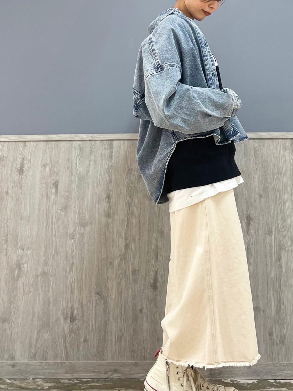 ホワイト系のスカート、ホワイト系のシューズ、シルバー系のショルダーバッグを着用したレディースの冬コーディネートの2枚目の写真