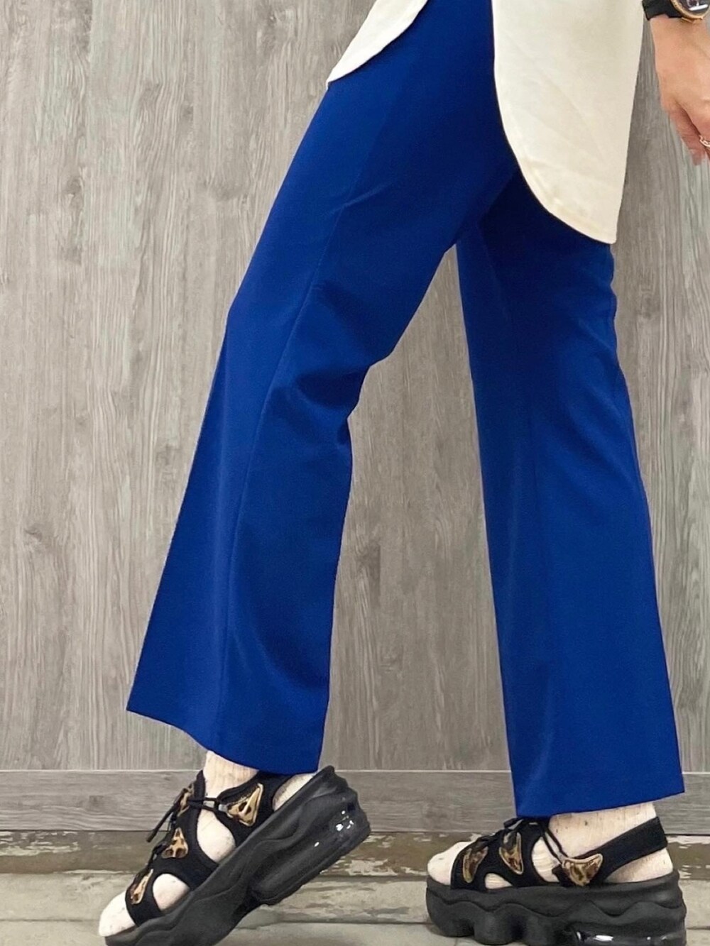 ホワイト系のTシャツ/カットソー、シルバー系のショルダーバッグ、ブルー系のその他パンツを着用したレディースの夏コーディネートの5枚目の写真