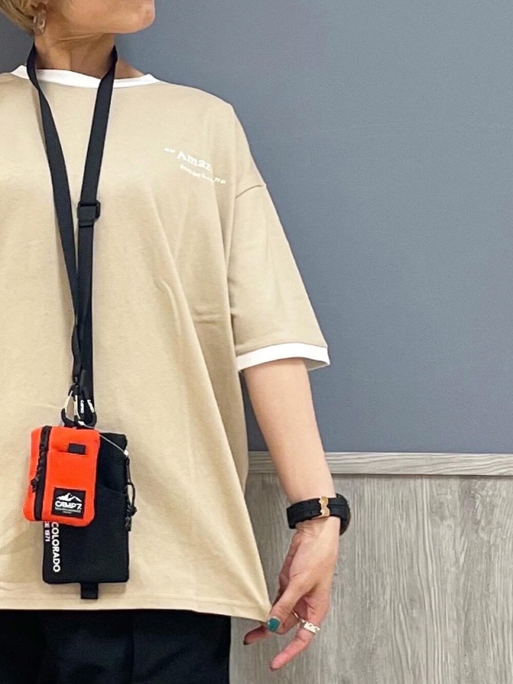 ブラック系のその他パンツ、ベージュ系のTシャツ/カットソー、ブラウン系のショルダーバッグを着用したレディースの夏コーディネートの2枚目の写真