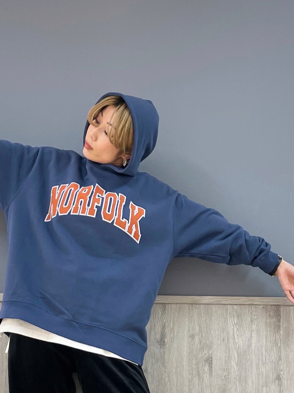 ブラック系のその他パンツ、ブルー系のパーカー、ブラウン系のショルダーバッグを着用したレディースの冬コーディネートの3枚目の写真