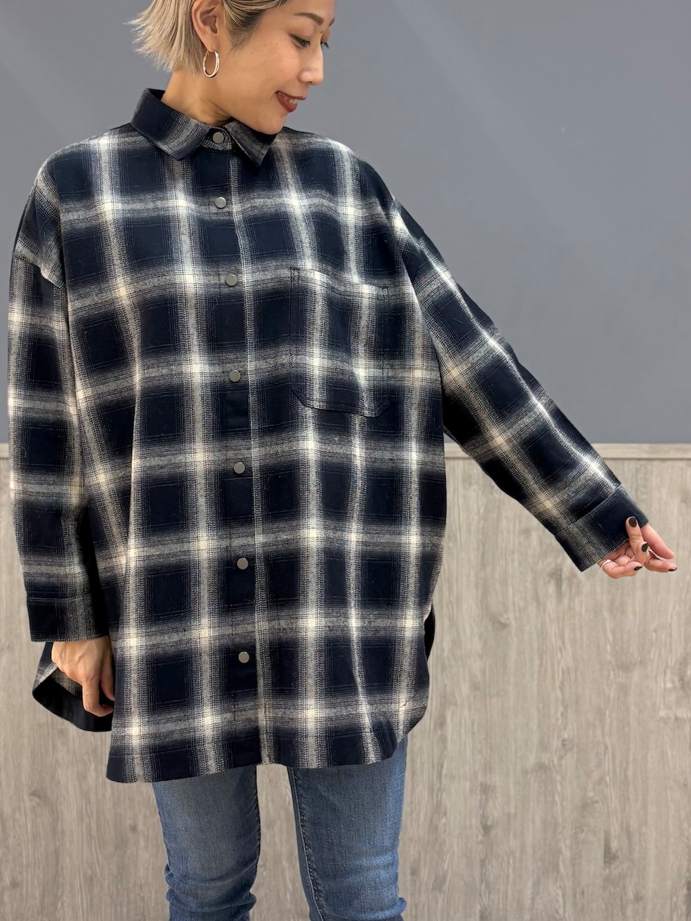 ブルー系のシャツ/ブラウス、ブルー系のその他パンツ、ブラック系のブーツを着用したレディースの秋コーディネートの4枚目の写真